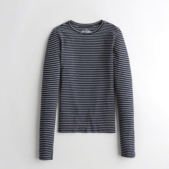 🆕 HOLLISTER MUST HAVE SLIM TEE SMALL - Picture 2 of 4